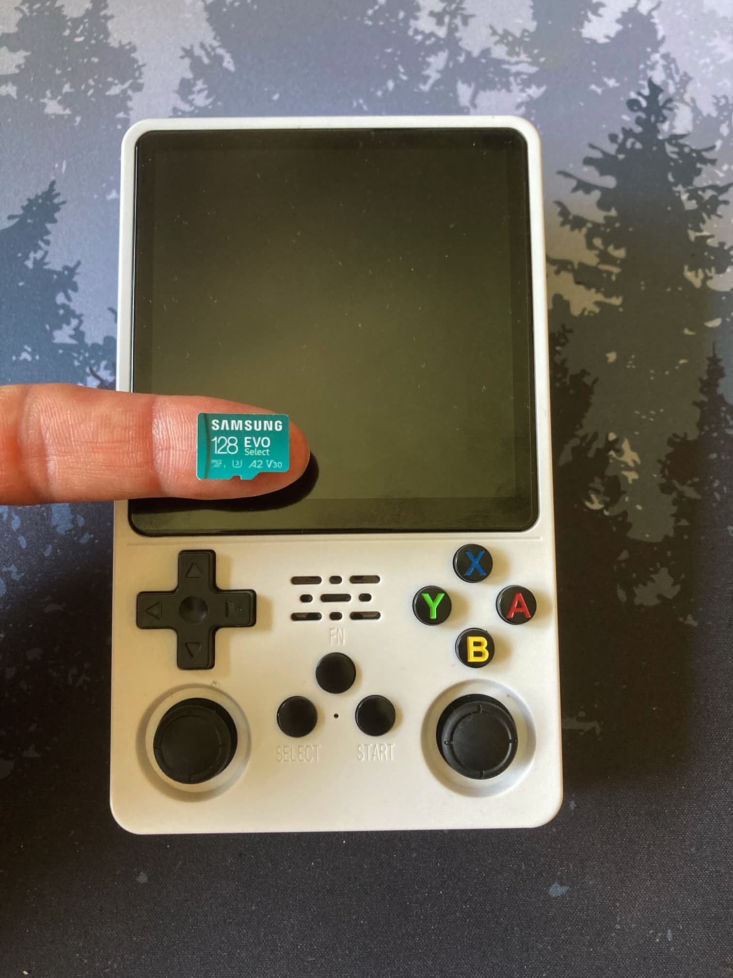 R36Plus consola en color blanco con tarjeta microSD de Samsung para mejorar la velocidad de escritura y lectura