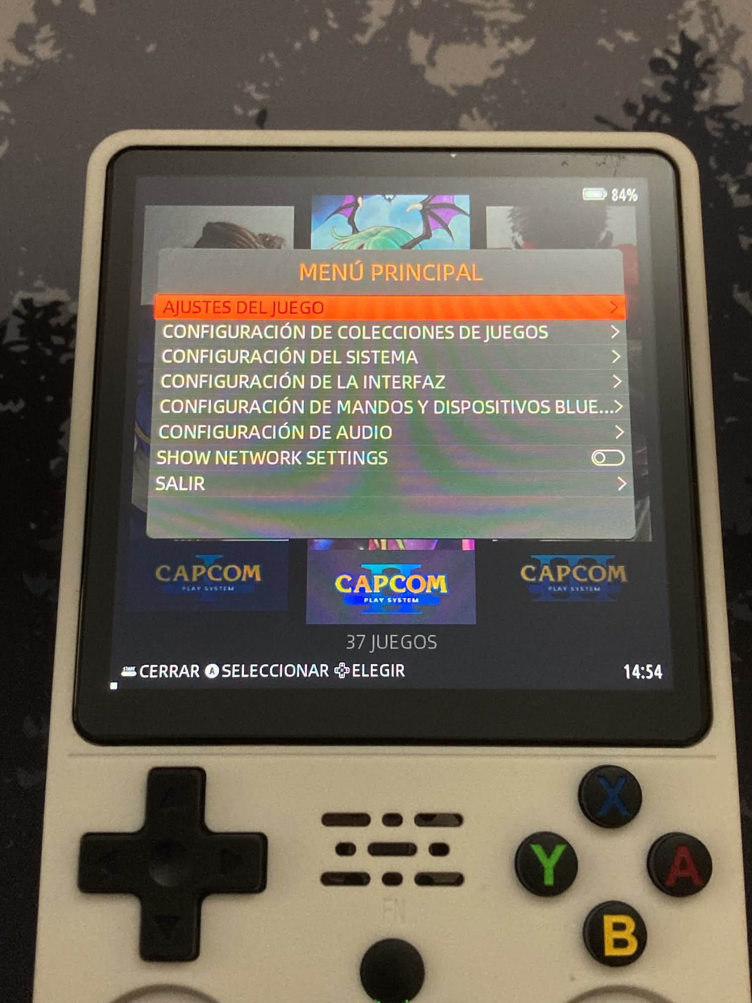 R36Plus consola en color blanco con sistema operativo GameConsoleOS. Menú principal.
