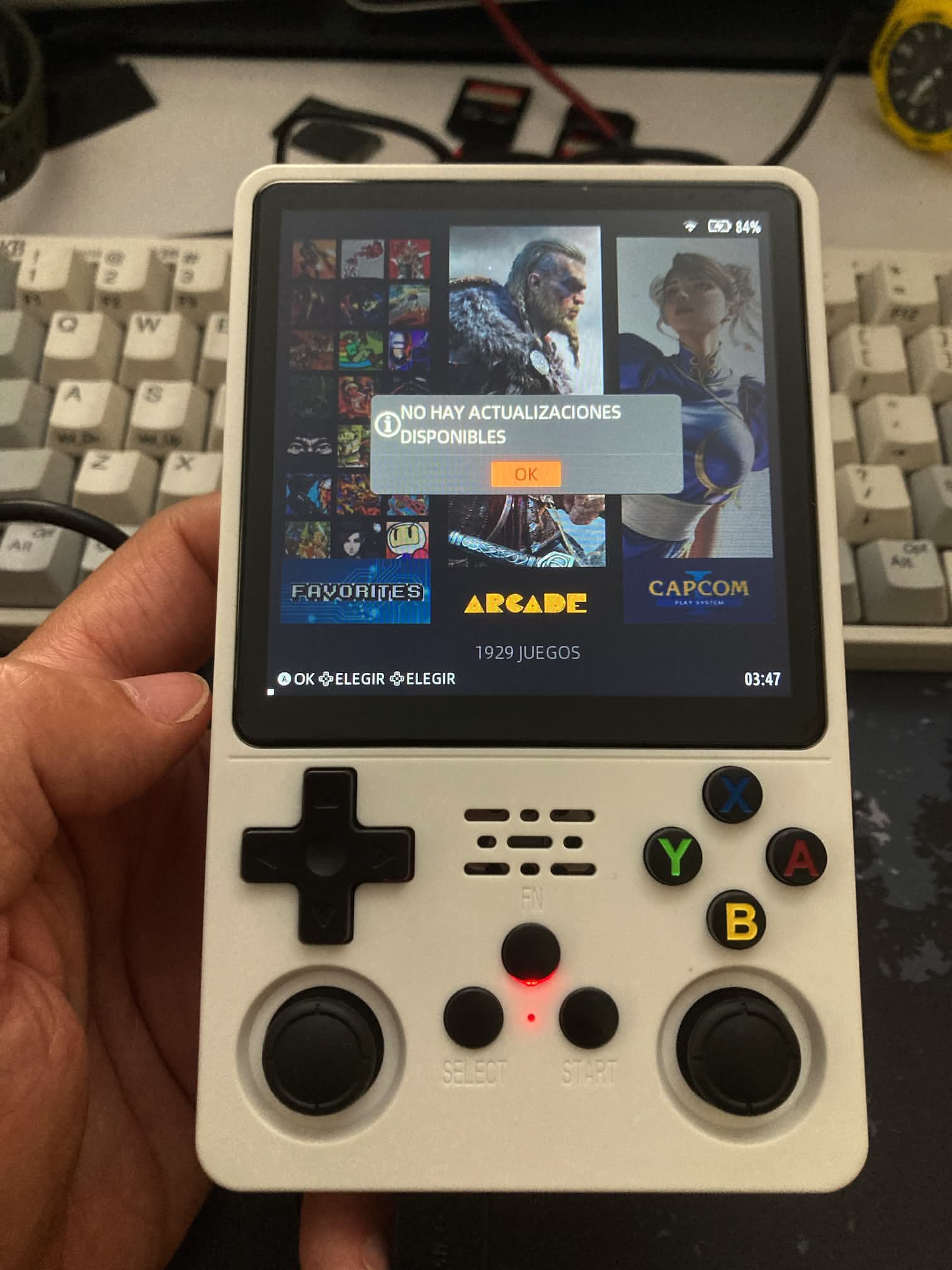 R36Plus consola en color blanco con sistema operativo GameConsoleOS. Pantalla inicial.