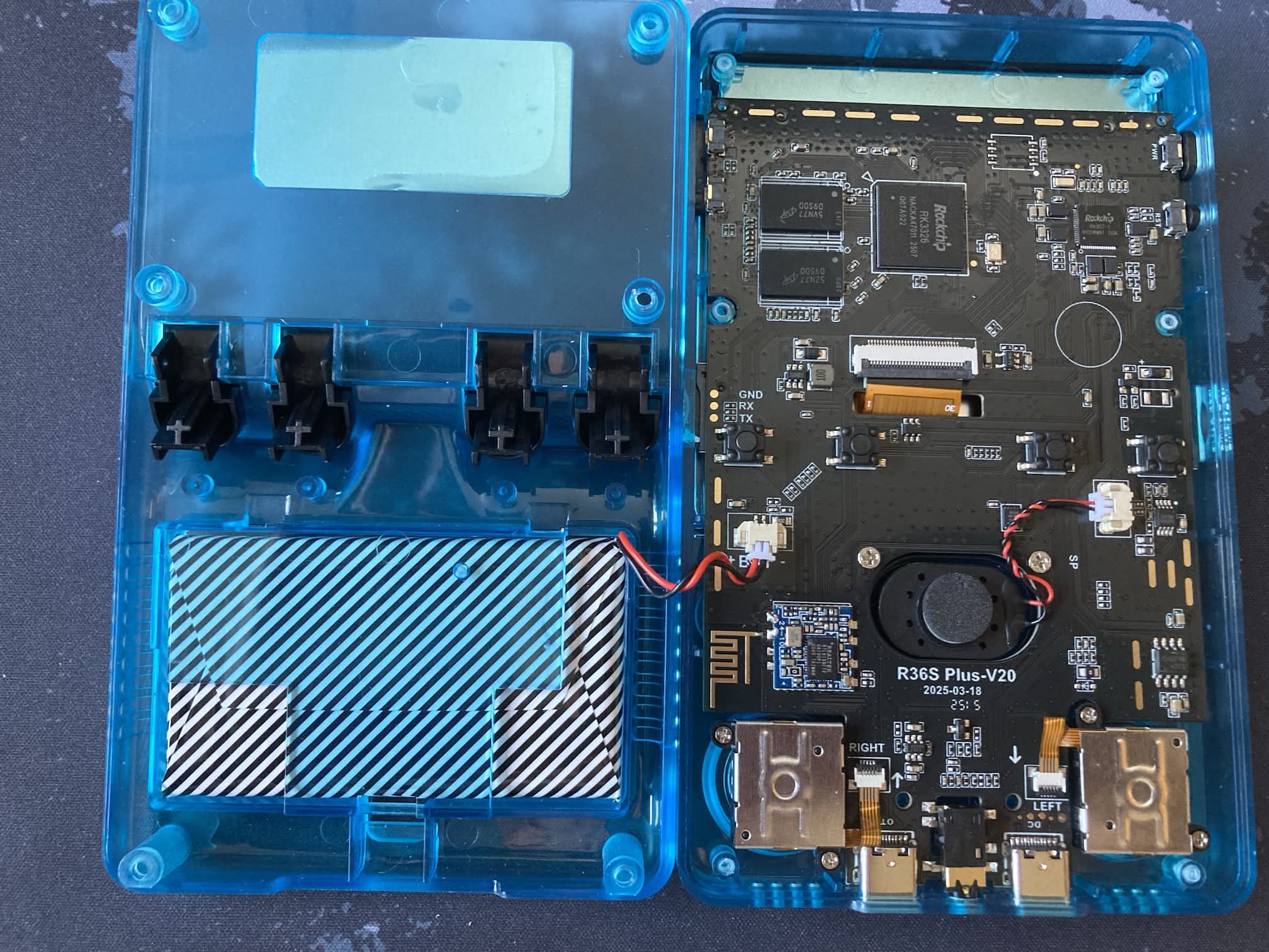 R36Plus consola en color azul: interior. Se ven todos los chips. Es importante para comprobar si nos han vendido un clon con peores características.