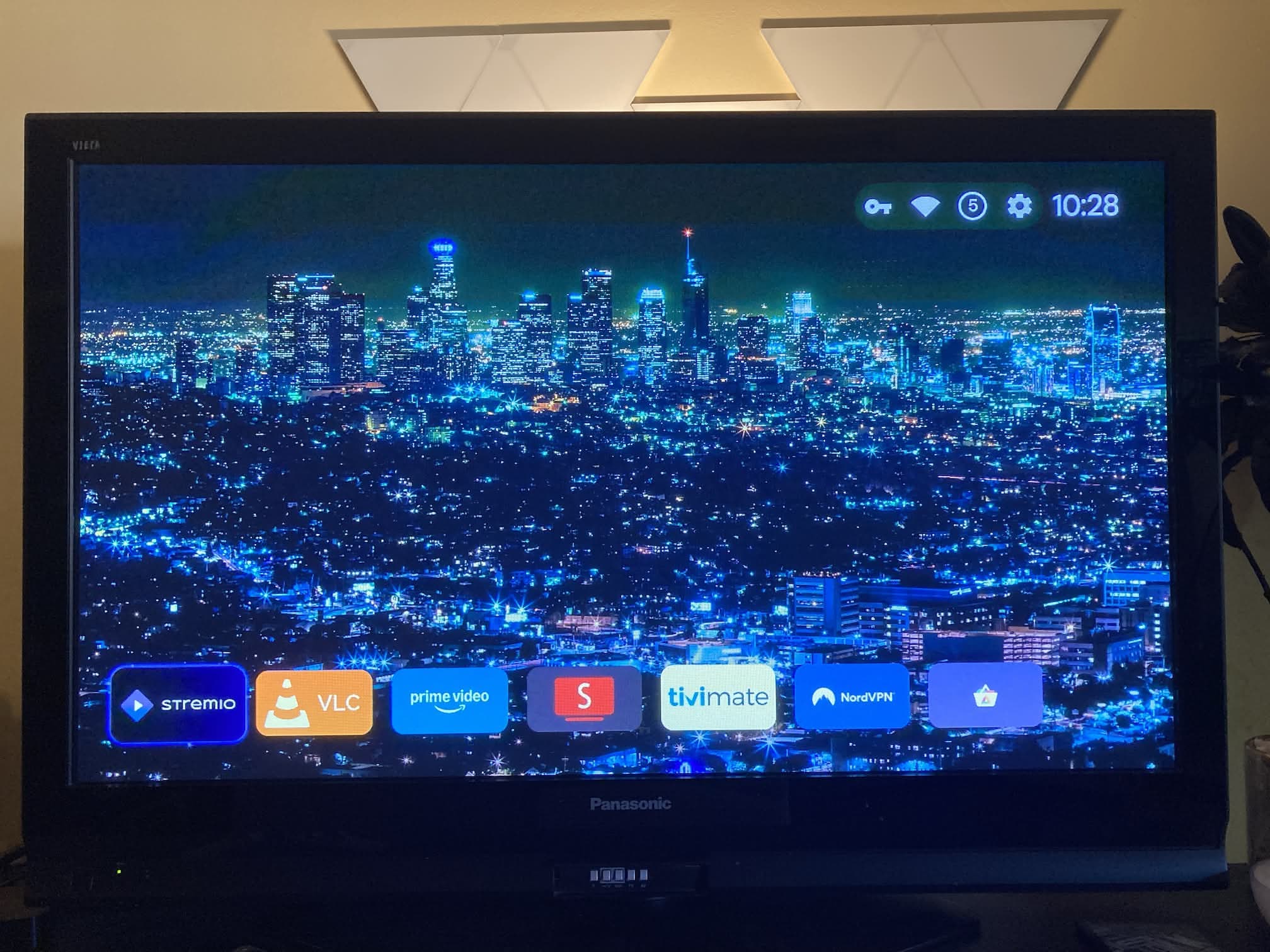 Projectivy Launcher: interfaz con bonito fondo de pantalla