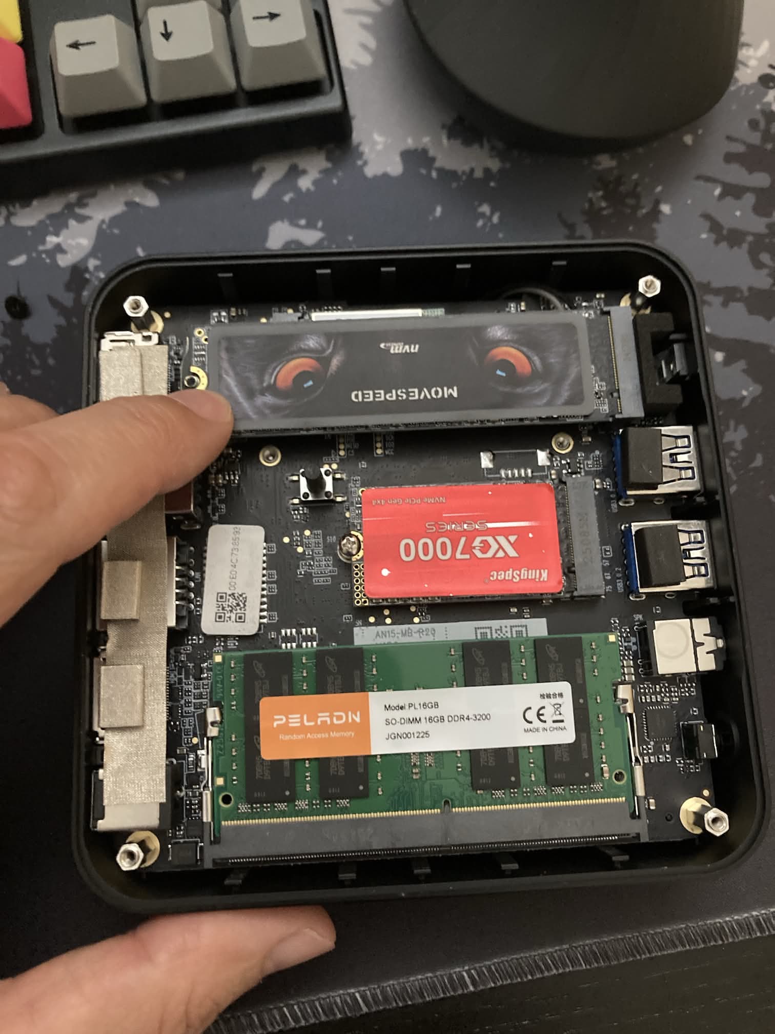 Cambio de disco SSD por uno NVMe en el Mini PC de Soyo después de clonarlo con Foxclone.