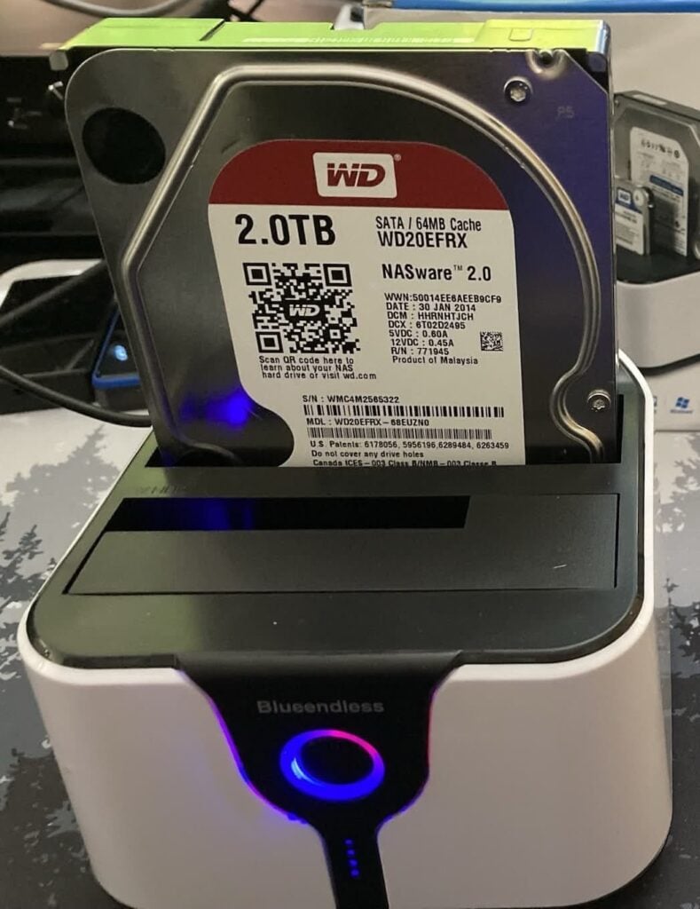 Frontal con botón de clonado y LEDs del Dock Blueendless.