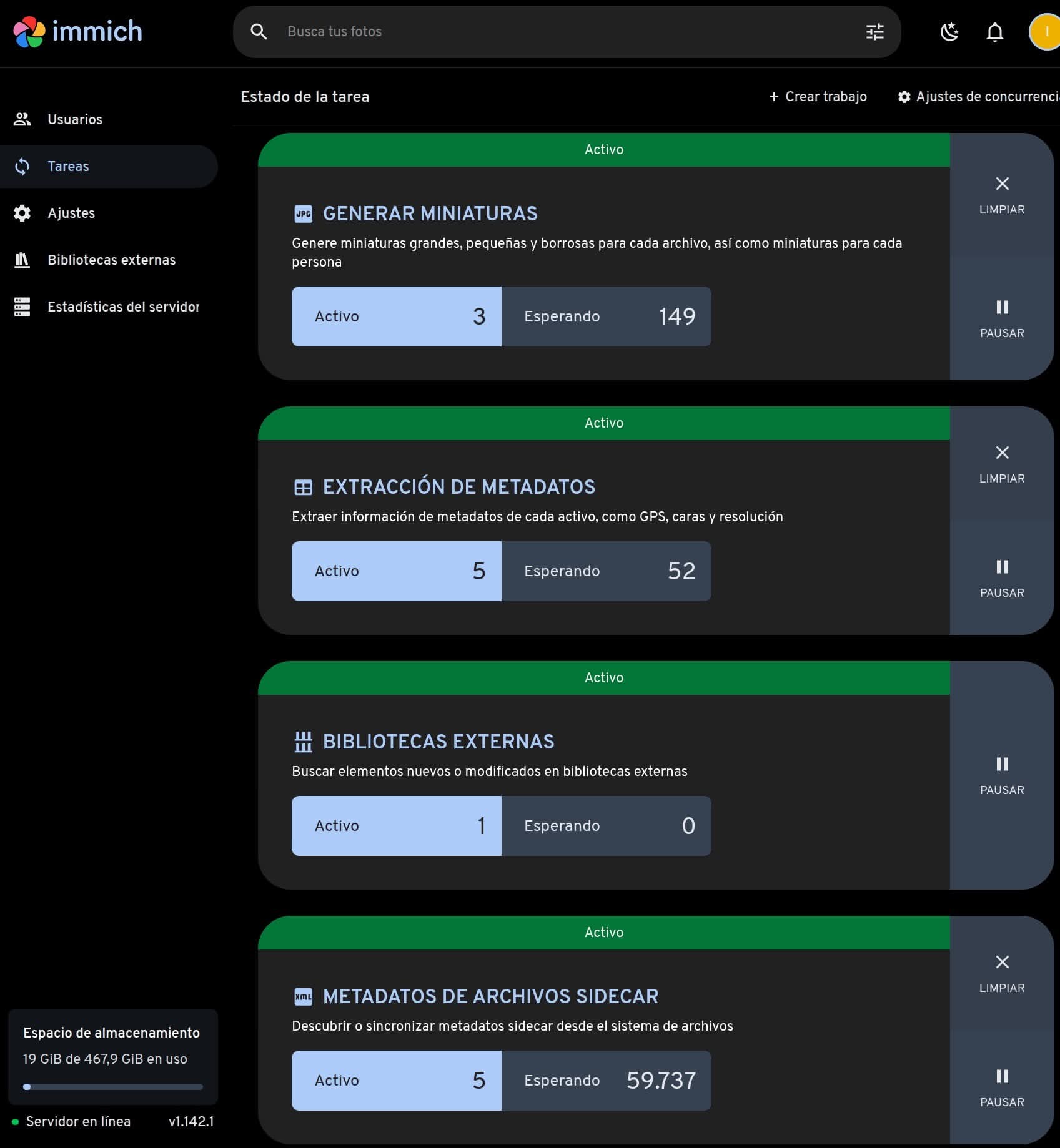 Configuramos Biblioteca externa en Immich: importamos todas nuestras fotos y miramos qué trabajos están activos.