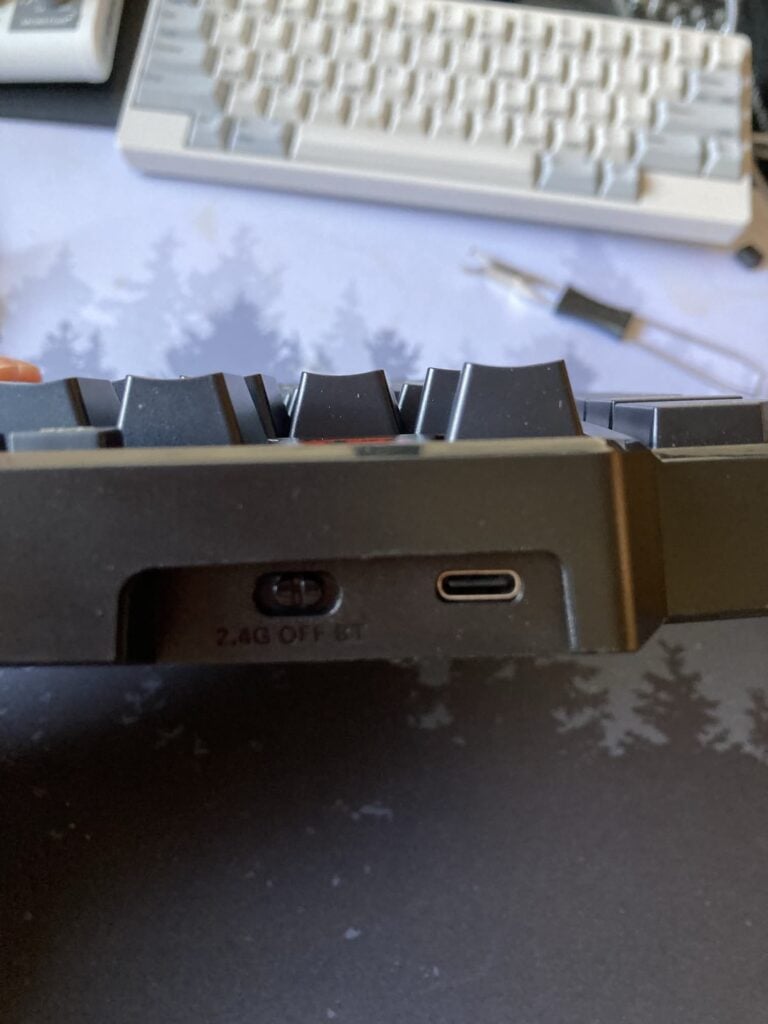 Conector USB-C del Redragon K585 DITI Pro y botón deslizante para cmabiar ocnectividad. 