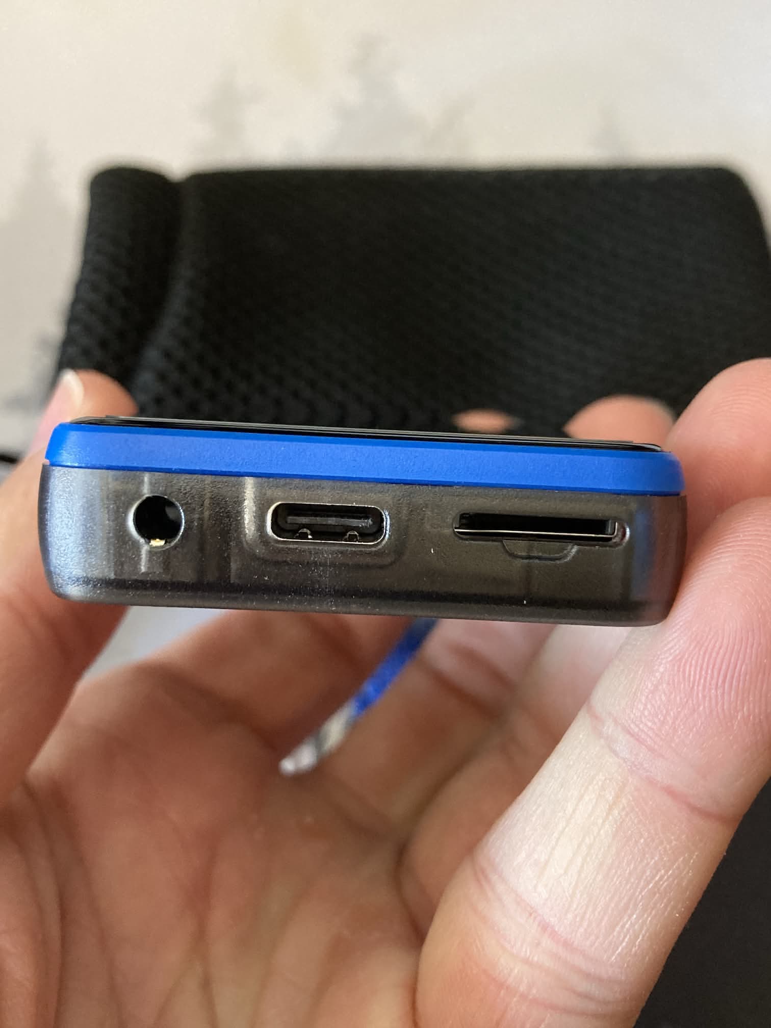 Jack 3.5 mm, conector USB-C y ranura tarjetas microSD del Hiby R1