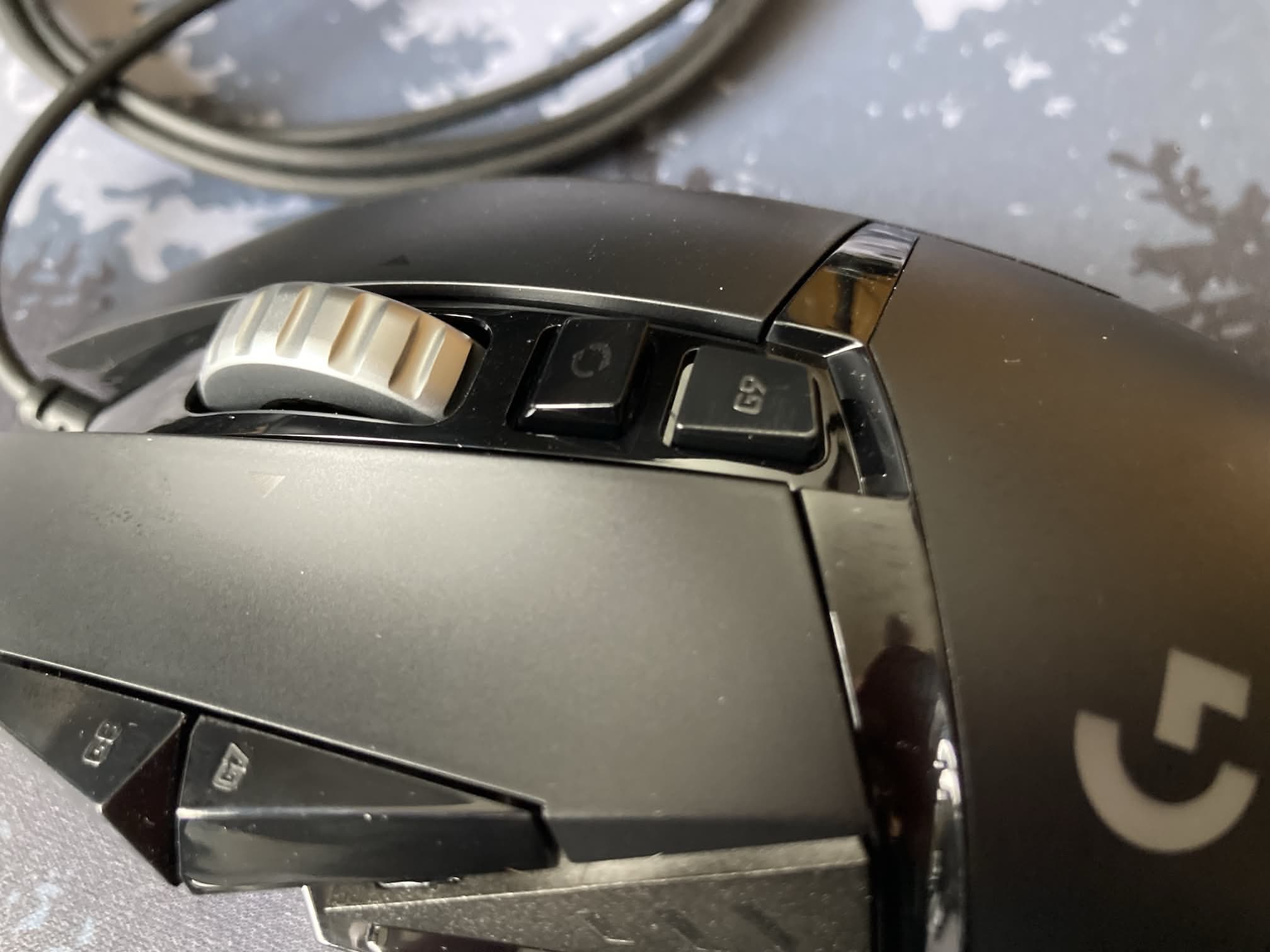 Parte superior con los botones: Logitech G502 Hero.