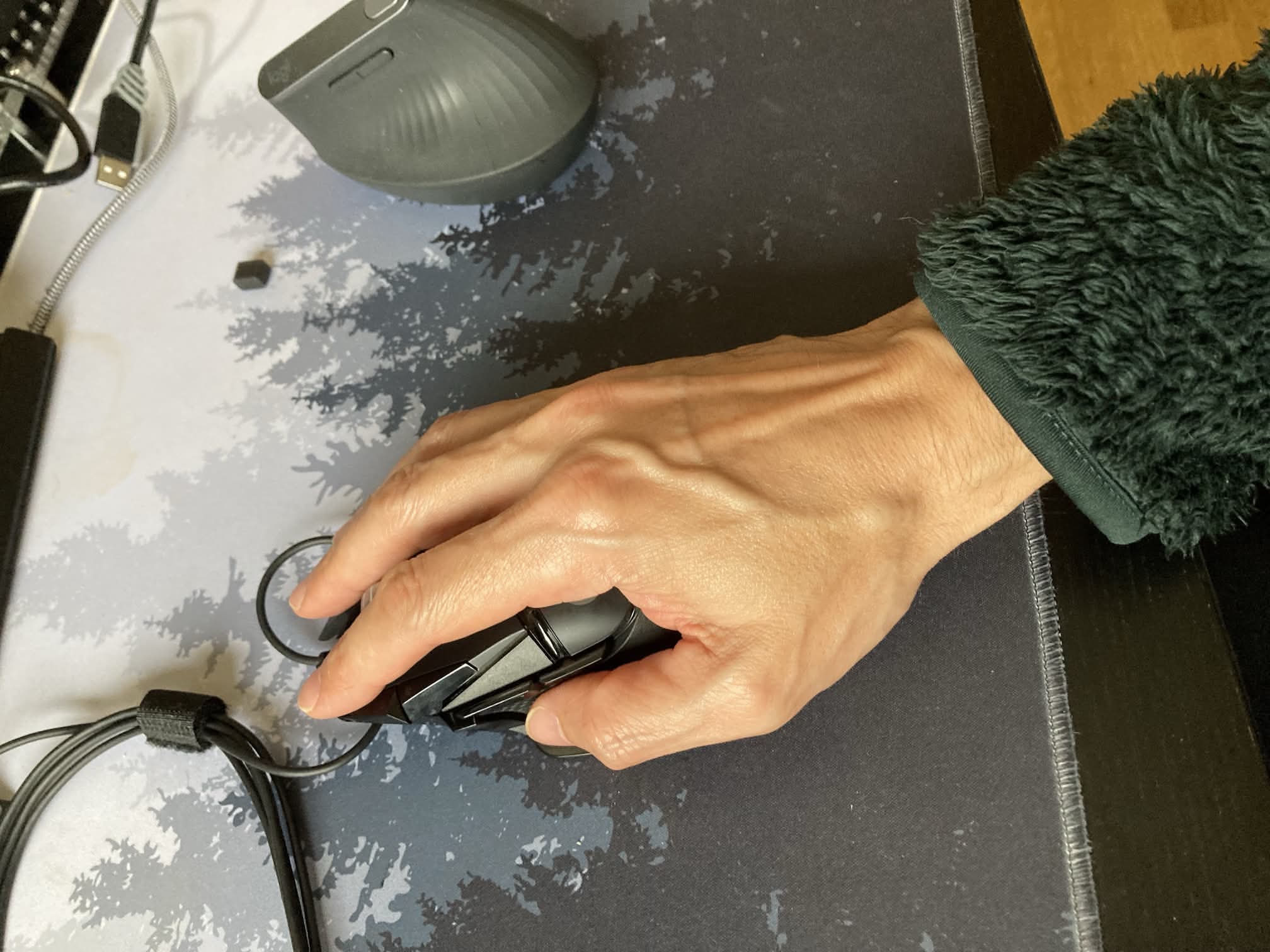 El Logitech G502 Hero en mi mano. Hasta se siente algo pequeño.