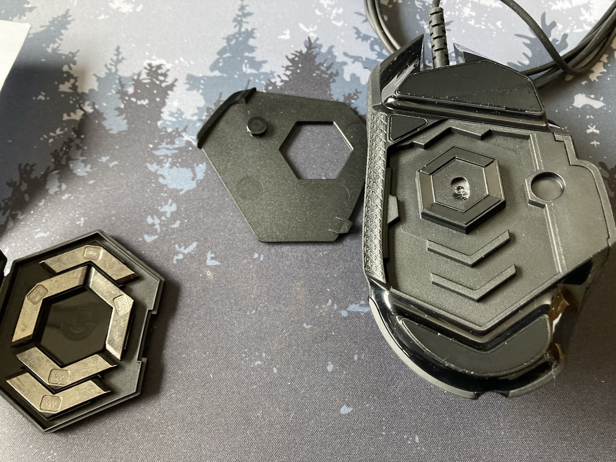 Parte inferior del Logitech G502 HERO: sin las pesas puestas.