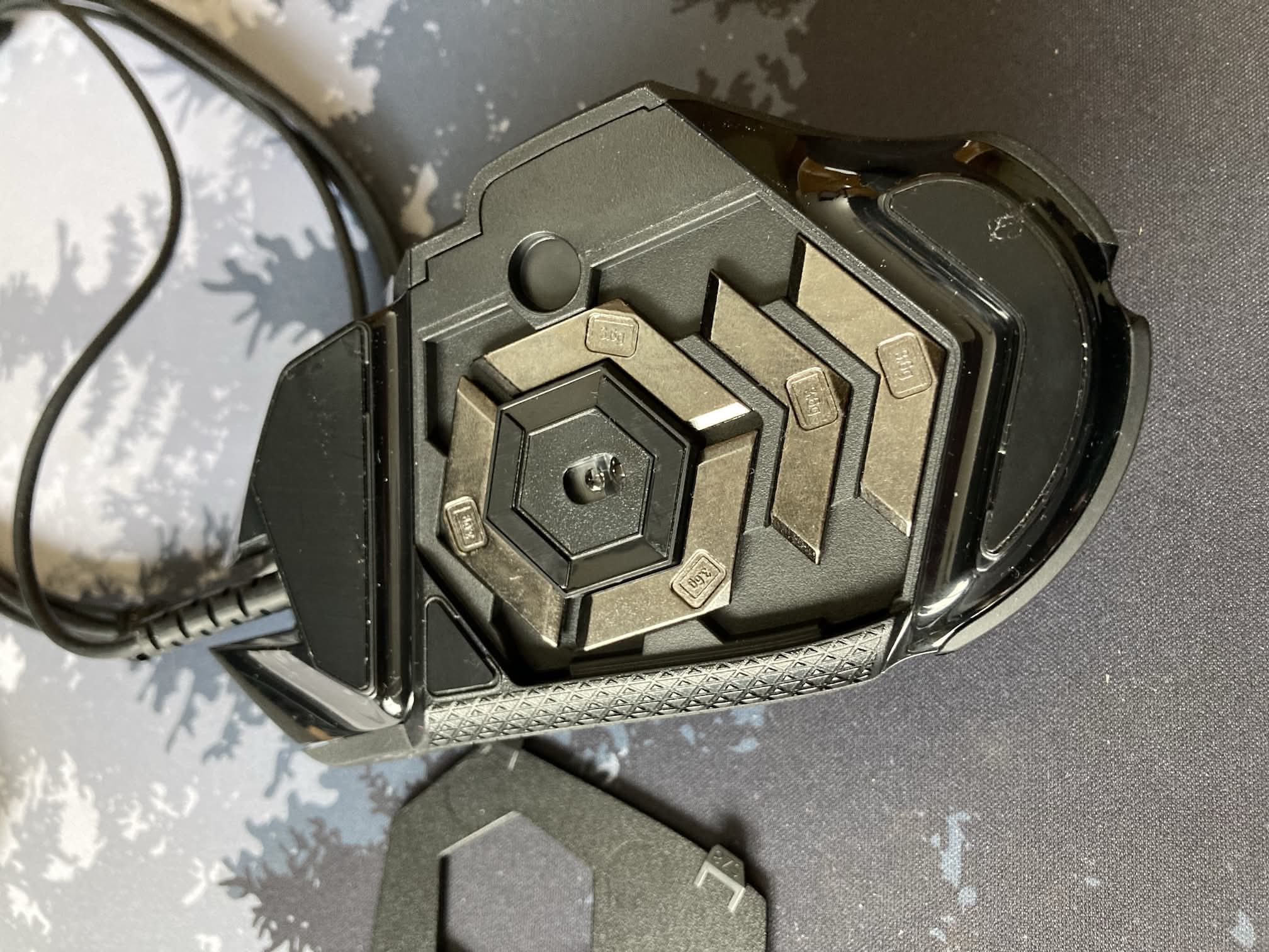 Parte inferior del Logitech G502 HERO: con todas las pesas