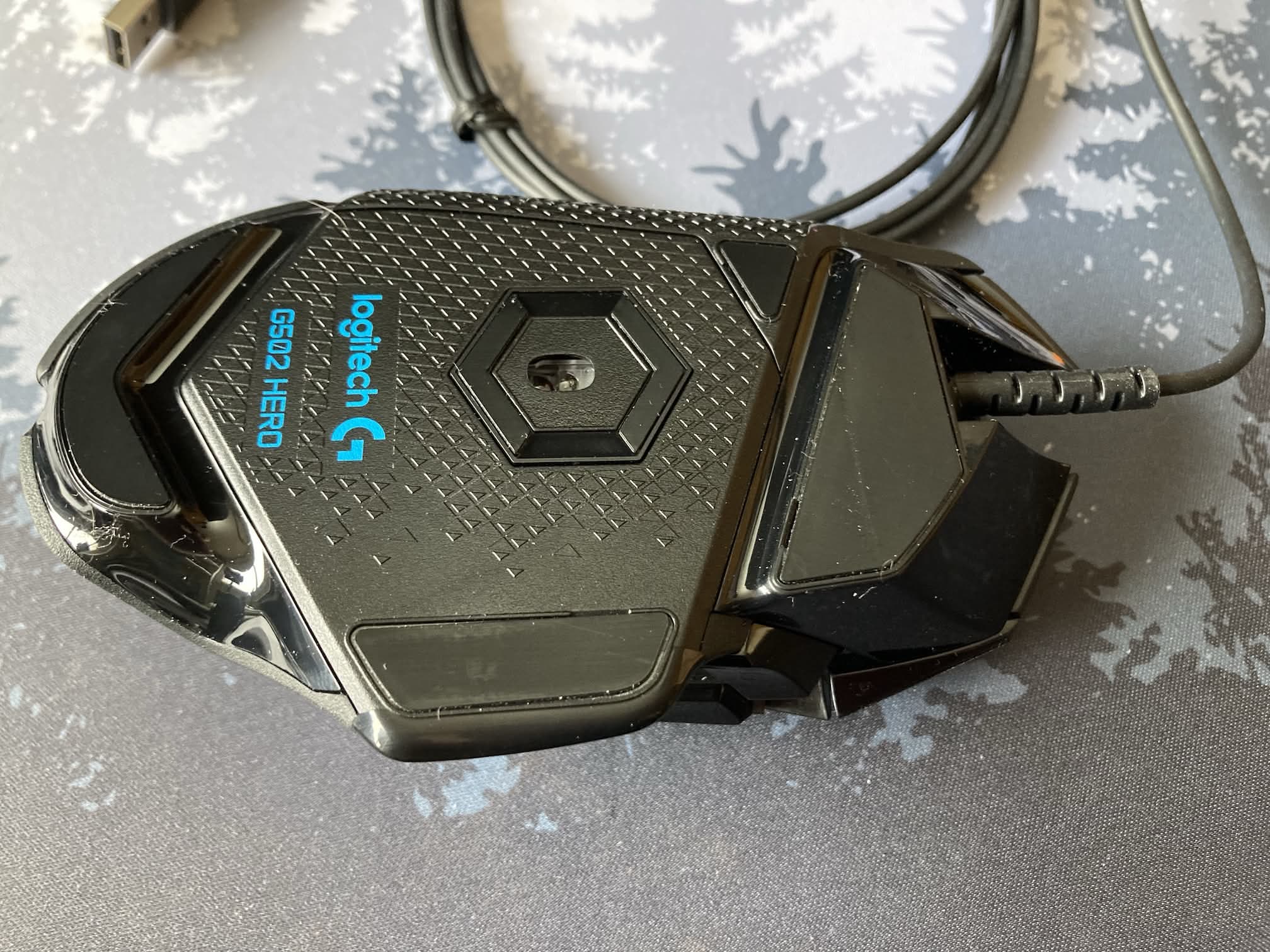 Parte inferior del Logitech G502 HERO