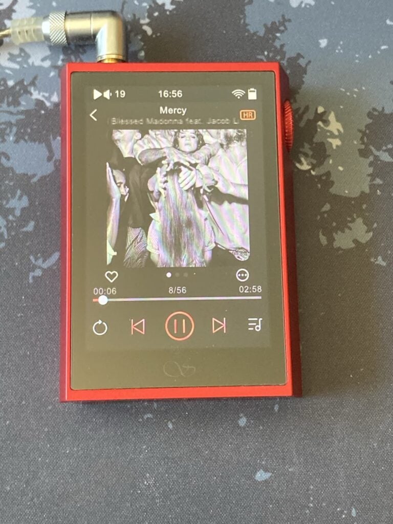 Shanling M1 Plus: pantalla de canción con portada