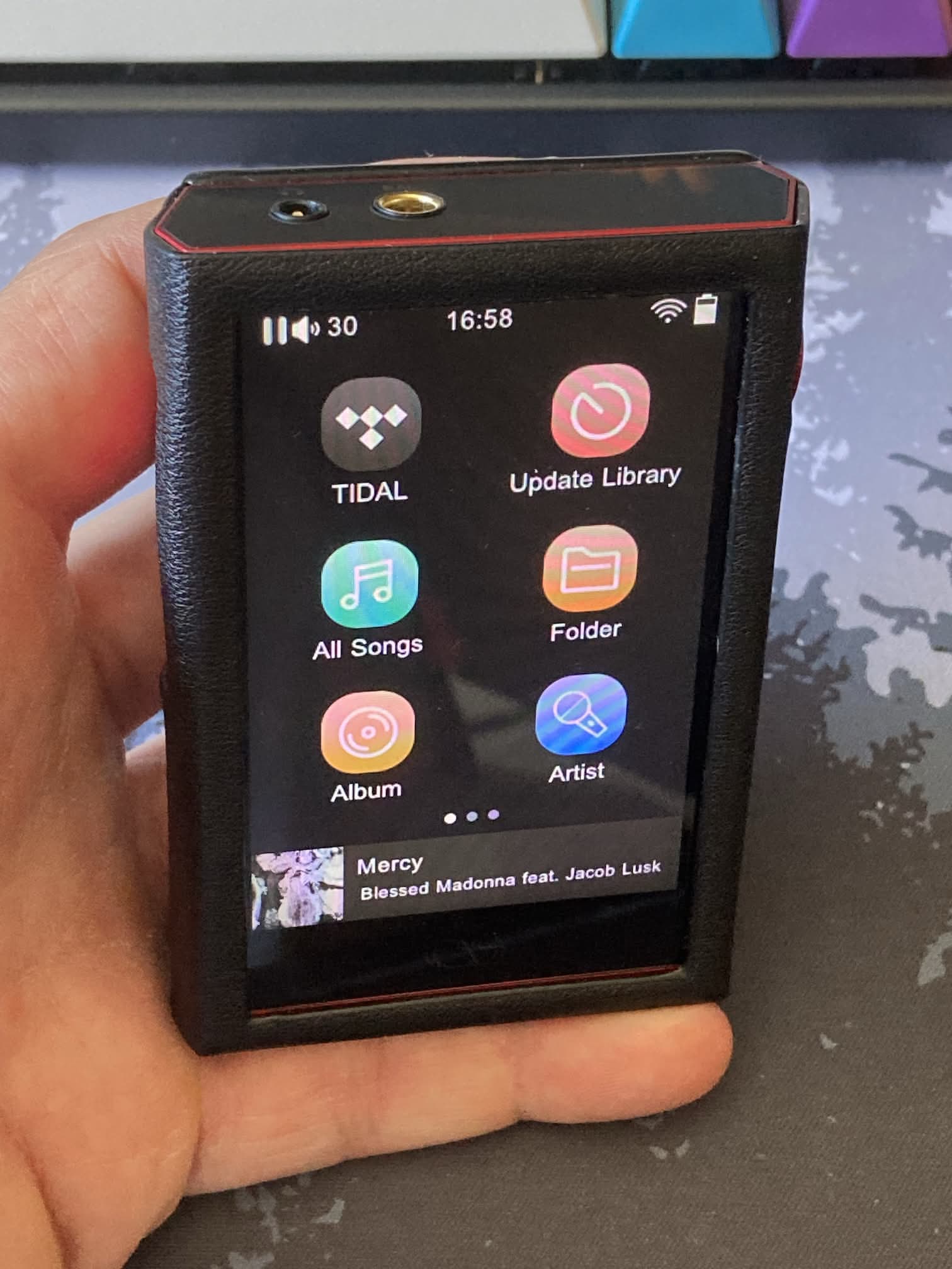 Shanling M1 Plus en su funda cuero