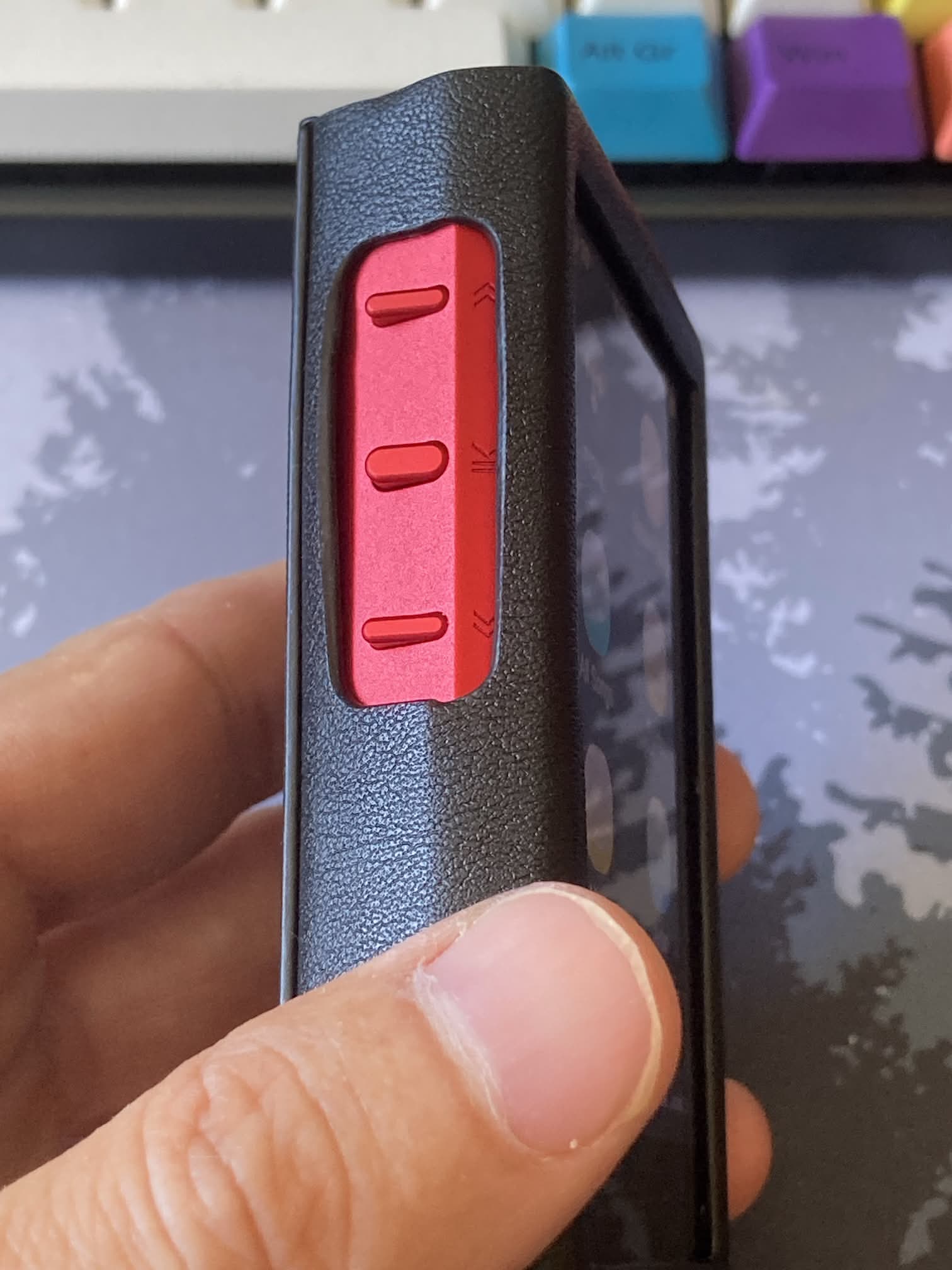 Shanling M1 Plus en su funda de cuero: puedes usar botones.