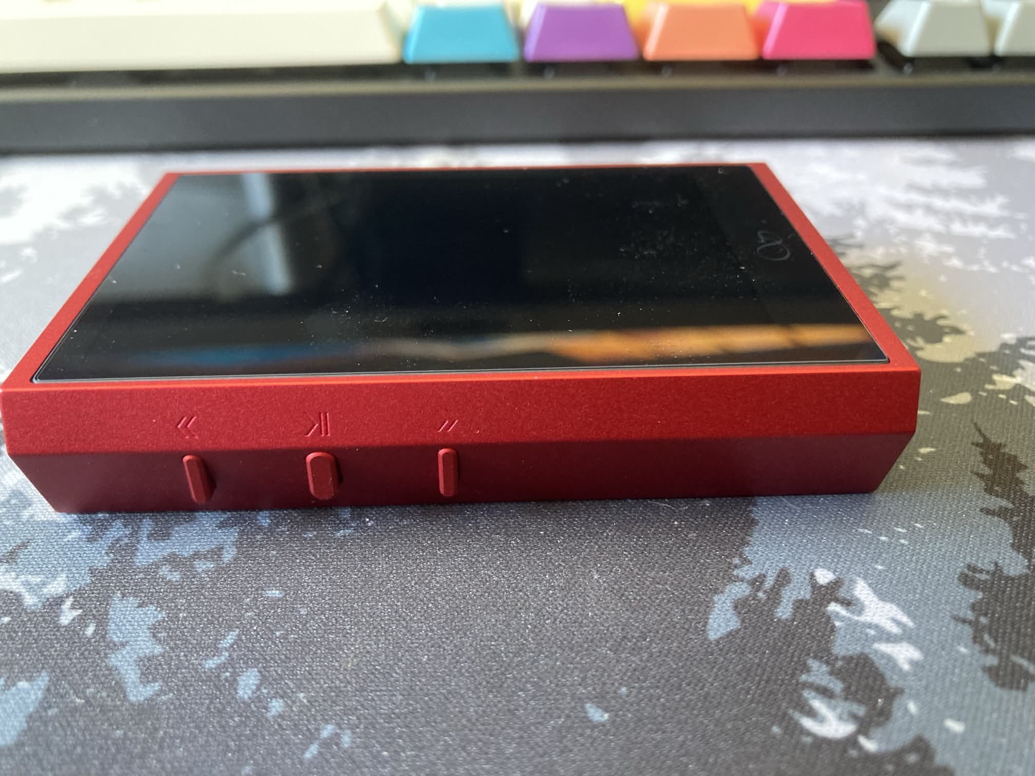 Shanling M1 Plus: lateral con botones de reproducción musical