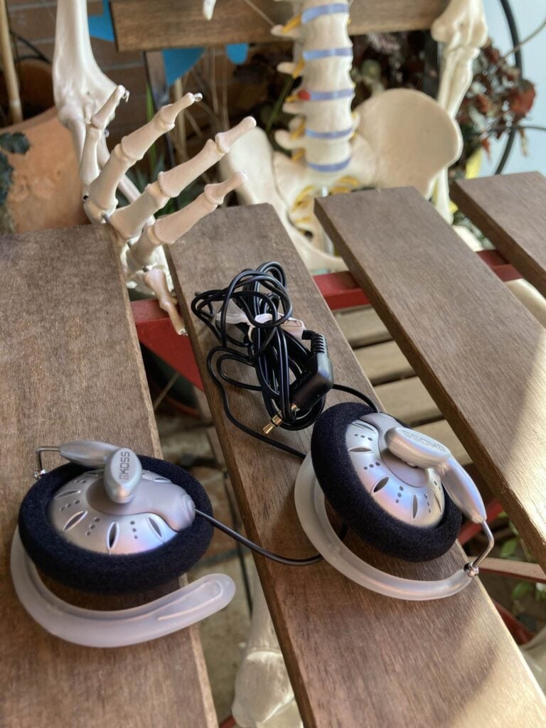 Auriculares Koss KSC75 con clip de oreja y un excelente sonido. 