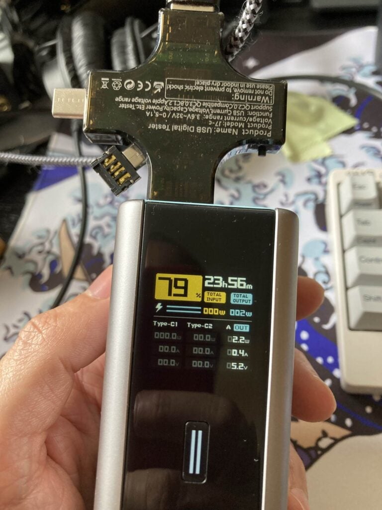 USB Power Meter conectado a la CUKTECH 15 Ultra Power Bank 20000mAh: pantalla de la batería. 