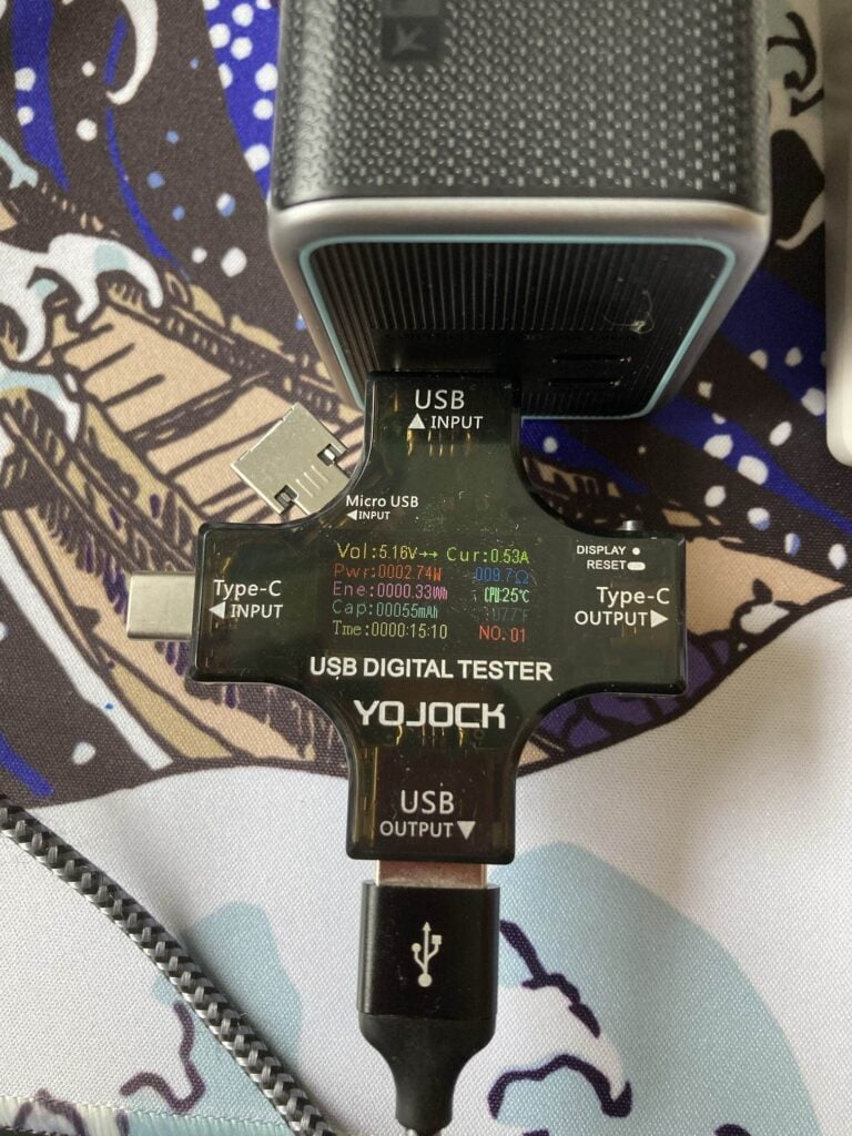 USB Power Meter conectado a la CUKTECH 15 Ultra Power Bank 20000mAh