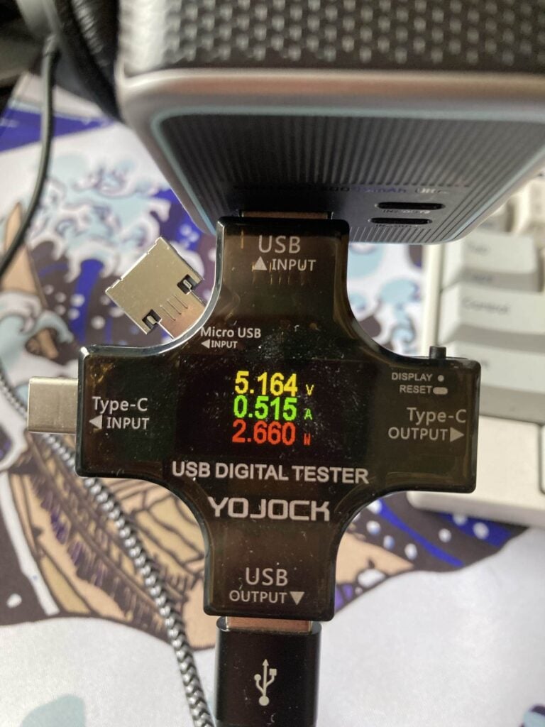 USB Power Meter conectado a la CUKTECH 15 Ultra Power Bank 20000 mAh con datos de voltaje y amperior