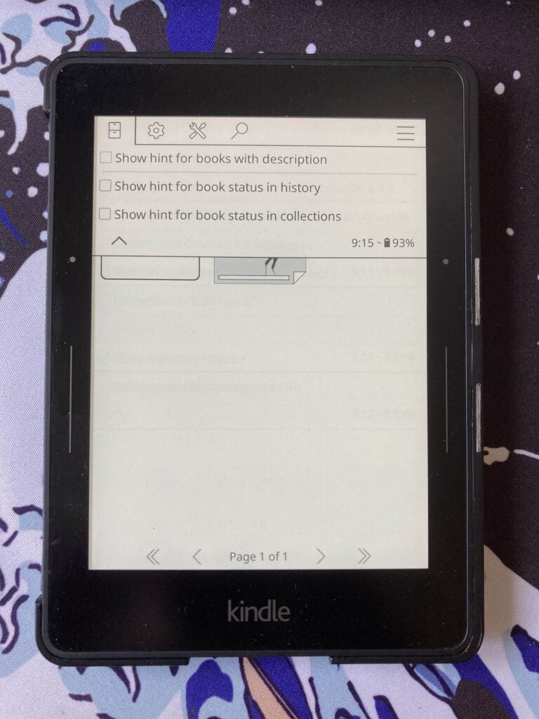 KOReader. En Mosaic and detailed list settings > Display hints desmarcamos todas las opciones. 